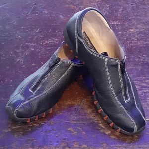 Berne Mev black leather sporty zip shoe!